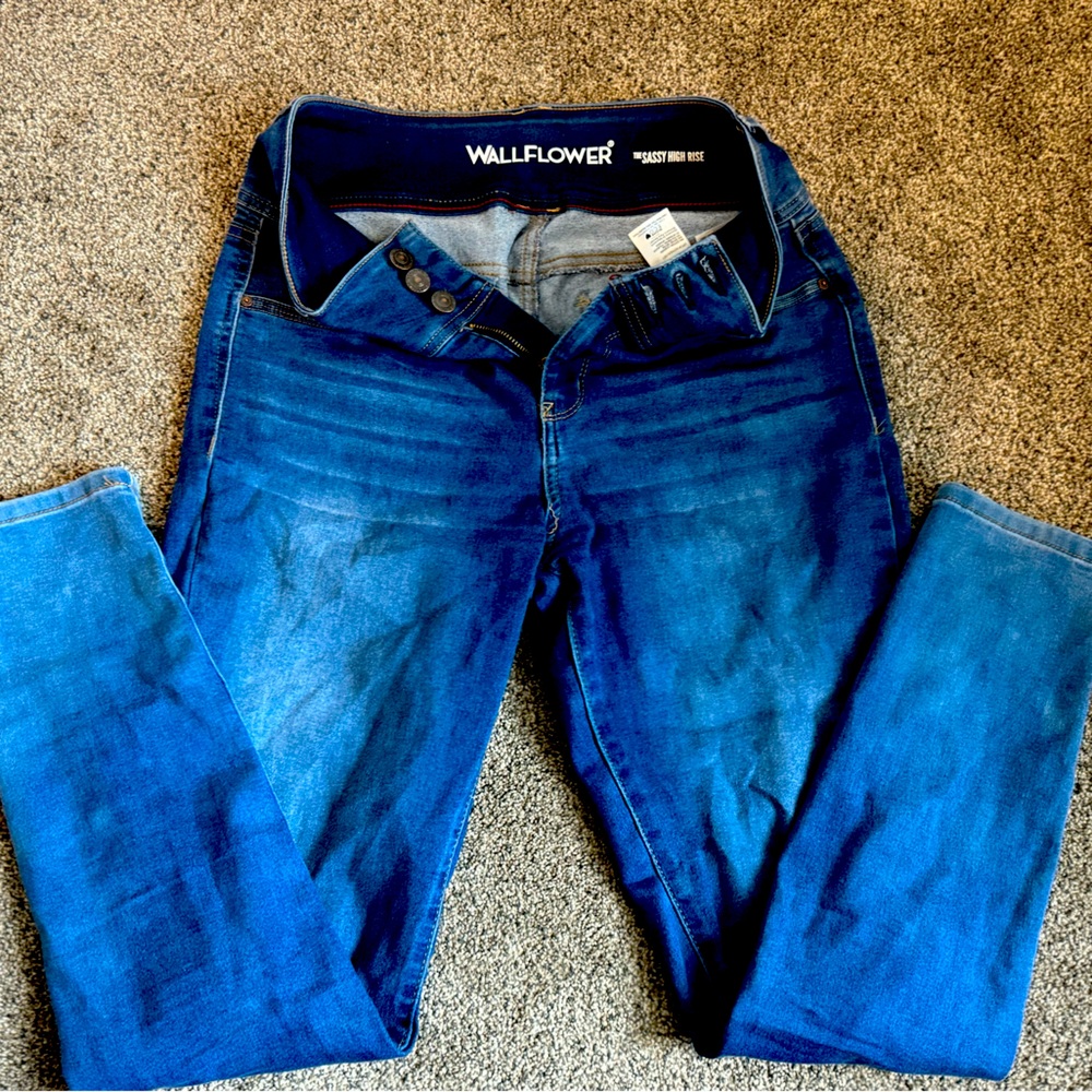 Wallflower sassy high rise skinny jeans size 11
